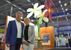 The largest flowers at the fair were to be found at the stand of Bending Masters - Inspired by Thermo-control bending. The stand was manned by, among others, John and Simone van Hagen.               